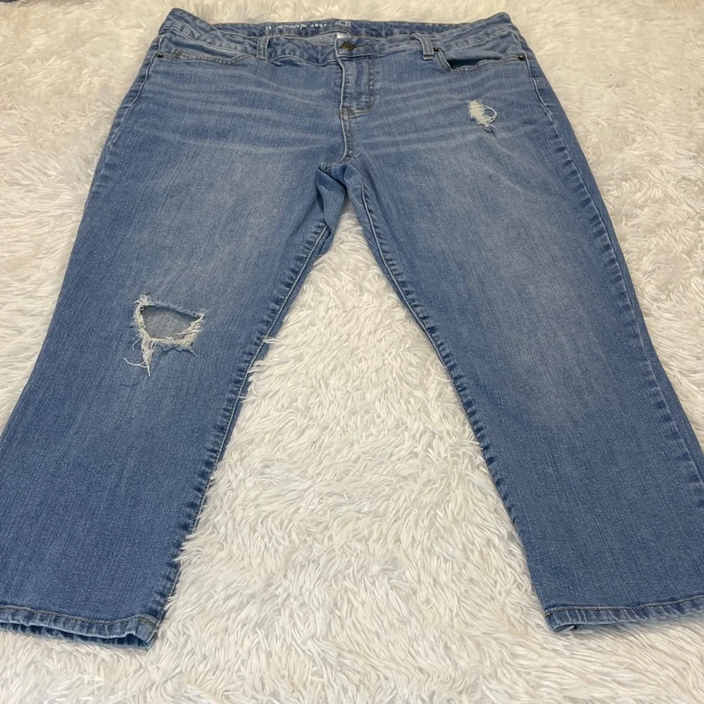 W62, SIGNATURE FIT CROP Stylish Blue Distressed Women Jeans SIZE 14